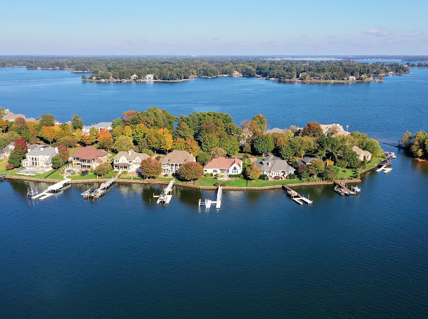 Homes with docks on shoreline of Lake Norman